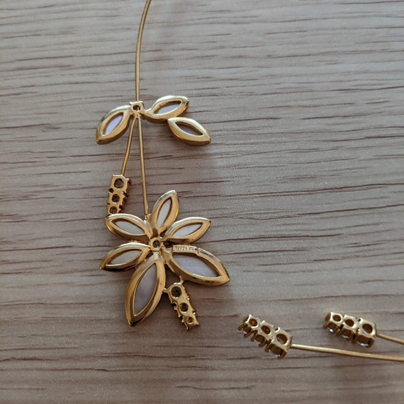 Gold choker necklace with flower design and rhinestones - Picture 4 of 4